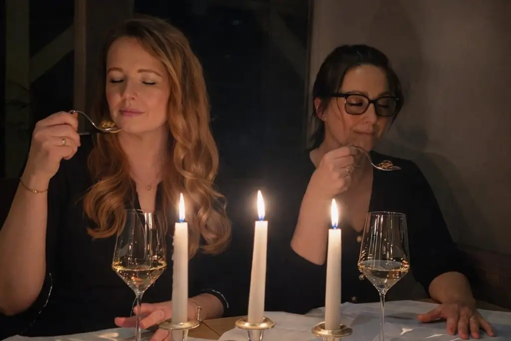 Zwei Besucherinnen des Audio-Aroma Events, die sich gleichzeitig und synchron dem Genuss eines Ganges hingeben.